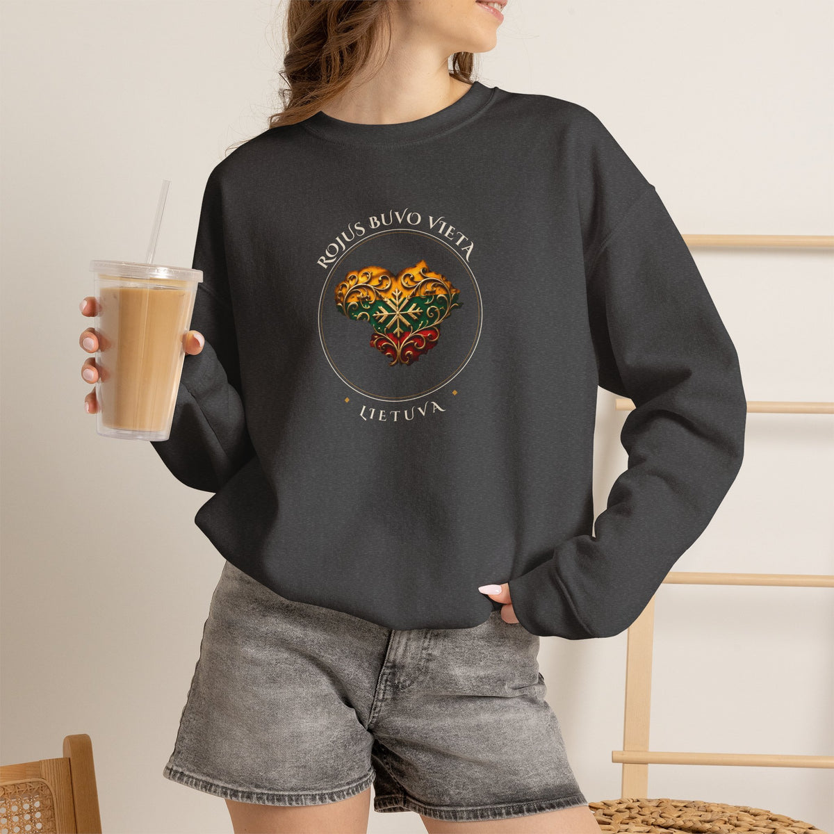 Rojus Buvo Vieta Lietuva; Golden Heart; Unisex Heavy Blend™ Crewneck Sweatshirt